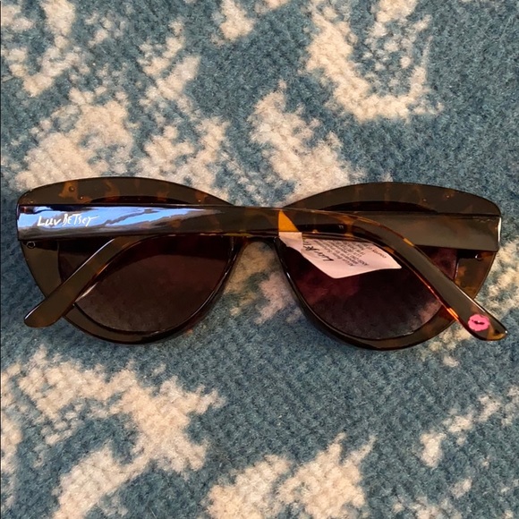 Betsey Johnson tortoiseshell retro cat eye sunnies - Picture 2 of 7